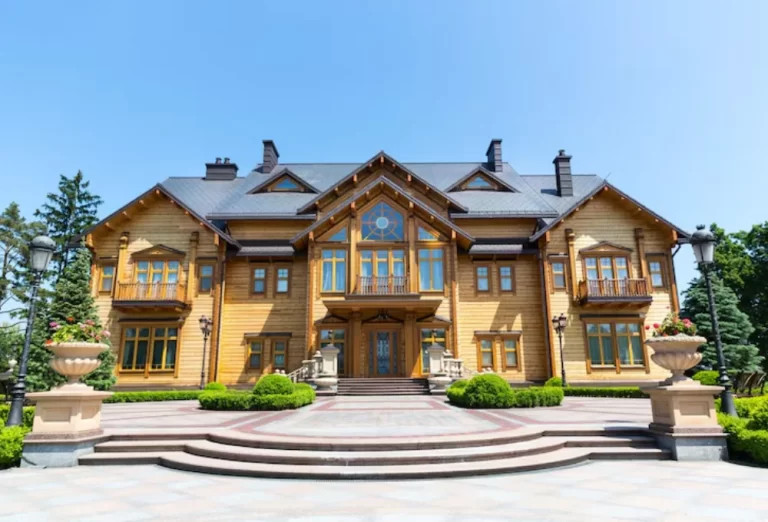 Colin Powell House in McLean, VA, featuring a Colonial-style exterior with a circular driveway and majestic portico.